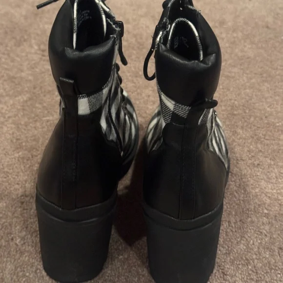 Black and White Size 9 Checkered Women's Boots - Picture 3 of 4